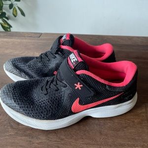 Nike revolution 4 flyease size 3